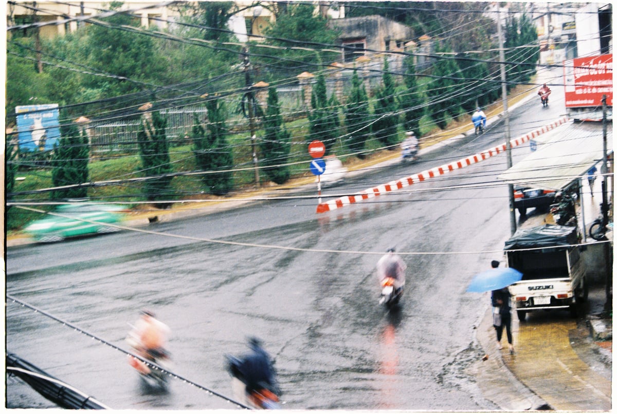 Dòng người di chuyển vội vã vào một ngày mưa