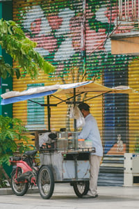 Người đàn ông bán bánh dạo
