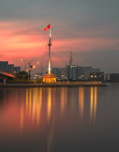 Cờ bay trong ánh hoàng hôn