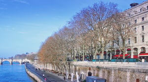 Bên bờ sông Seine