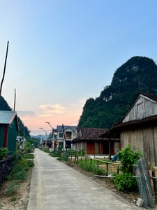 Phong cảnh làng quê trên đường vào Tú Làn