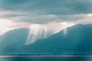 Ánh sáng len qua ngọn núi