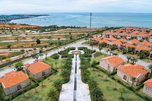 Villas closed to sea