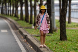 Cô bé bán vé số