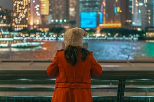 Cô gái nhìn xa xăm trên bến cảng