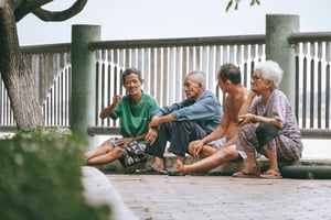 Ông bà lão trò chuyện bên bờ kè công viên Tầm Vu, Thanh Đa