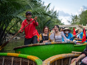 Du khách tham quan rừng dừa Bảy Mẫu trên thuyền thúng