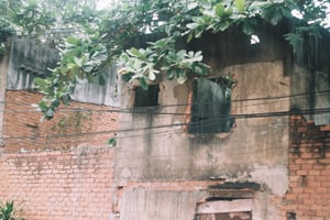 Ngôi nhà hoang với những mảng tường loang lỗ