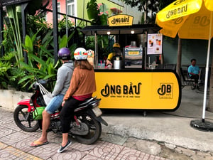 Người tiêu dùng ngồi trên xe mua cafe Ông Bầu