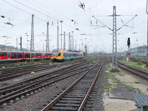 Một chuyến tàu đang vào ga Frankfurt am Main Hbf Amsterdam Centr
