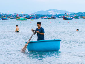 Ngư dân chèo thuyền thúng buồn bã
