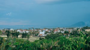 Thành phố Quy Nhơn trong sương mù chiều tà