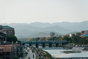 Khung cảnh hoàng hôn yên bình bên bờ sông Kamogawa tại Kyoto, Nhật Bản