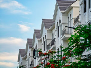 Nhà phố Song lập bên những cành hoa phượng