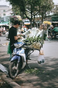 Xe máy bán hoa trong chợ