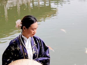 Cô gái Huế