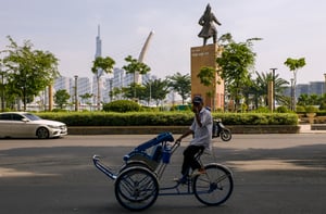 Chú xích lô tại Công trường Mê Linh