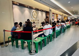 A long line of guests at Hadilao