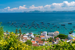 Đoàn thuyền rẽ nước ra khơi