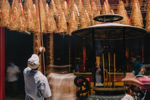 Thắp hương tại chùa