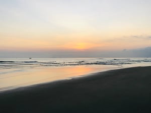 Chiếc thuyền ngoài xa