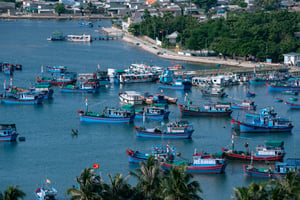 Thuyền đánh cá trên vịnh Vĩnh hy