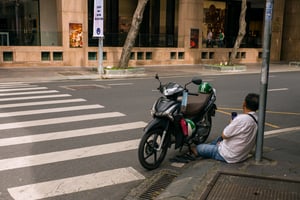 Tài xế Grab ngồi trên vỉa hè