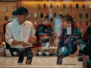 Customers inquiring about iPhone 17 Pro in Apple Store