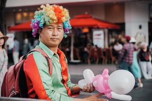 Người đàn ông tạo hình cho bong bóng