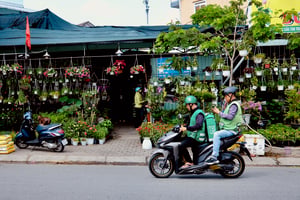 Xe máy chạy ngang cửa hàng hoa