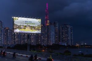 Nhà giữa Đảo. Đảo giữa rừng. Billboard giữa đường.