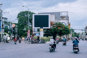 Trụ quảng cáo ngoài trời tại một giao lộ