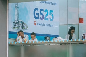 3 thế hệ trong cửa hàng GS25