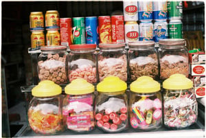 Quầy kẹo mứt và đồ uống ở tiệm tạp hoá