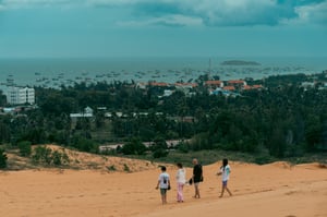 Gia đình đi dạo trên Đồi hồng, Mũi Né