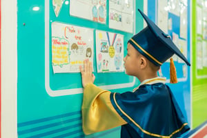 Một em bé tốt nghiệp mẫu giáo / mầm non