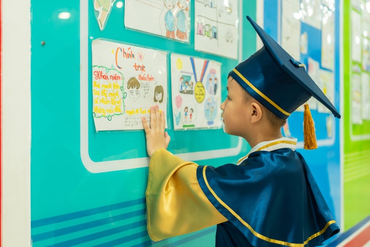 Một em bé tốt nghiệp mẫu giáo / mầm non