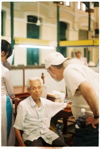 Cụ Dương Văn Ngộ - người viết thư tay lâu năm nhất của Bưu điện TP HCM