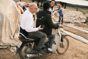 Chở nhau trên xe máy