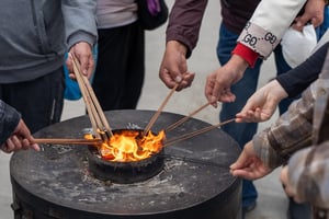 Light / burn the incense (thắp hương / đốt nhang)