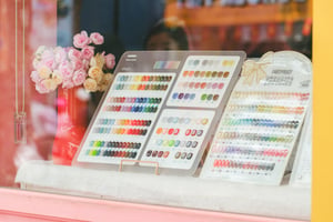 Móng tay màu sắc trước tiệm nail