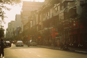 Con đường phố tấp nập ngập nắng vàng