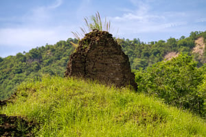 Tàn tích Tháp Chàm trên đồi xanh