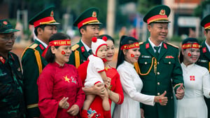 Người dân chụp hình cùng các chiến sĩ