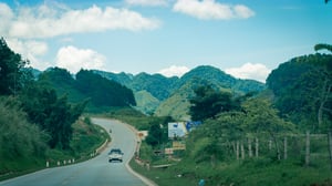 Một con dốc ở tỉnh Hòa Bình, giữa núi đồi trùng điệp