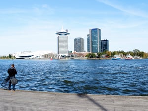 Những tòa nhà ven biển đối diện nhà ga trung tâm Amsterdam