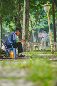 Bác bảo vệ lướt điện thoại