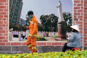 Người đi đường ngang qua Nhà thờ Đức Bà
