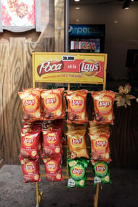 Kệ treo các bịch snack khoai tây của Lay's