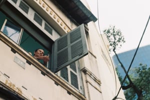 Người đàn ông cao tuổi đứng trên ban công